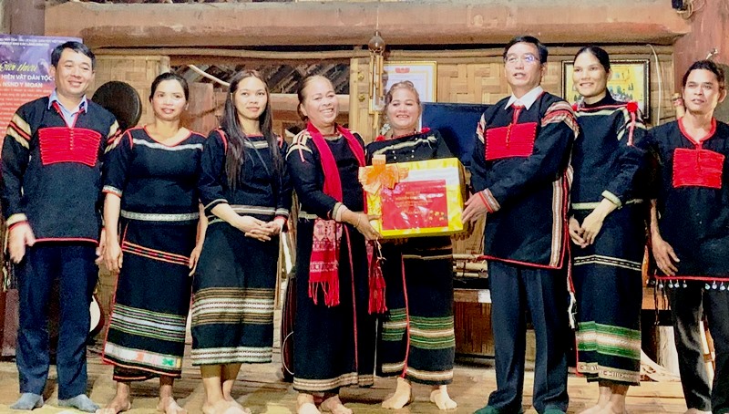 Bí thư Tỉnh ủy Nguyễn Đình Trung trao tặng quà các nghệ nhân đồng bào Êđê đang sinh hoạt hàng ngày tại Làng.